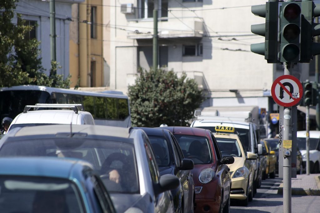 Πορτοκαλί φανάρι και πρόστιμα: Όσα πρέπει να γνωρίζουν οι οδηγοί