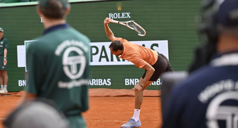 Παράκρουση Μεντβέντεφ στο Μόντε Κάρλο: Κοπανάει τη ρακέτα μέχρι να σπάσει (Video)