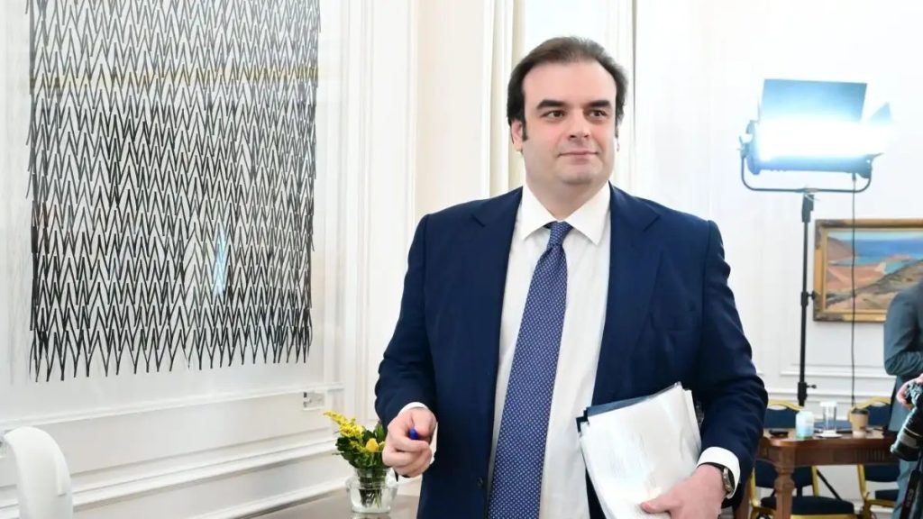 Ο Πιερρακάκης και το πολυήμερο ταξίδι στις ΗΠΑ – Η σφήνα Quest αφύπνισε τη Δάφνη Φουρλή – Ξεπουλά «ασημικά» η Τράπεζα Χανίων