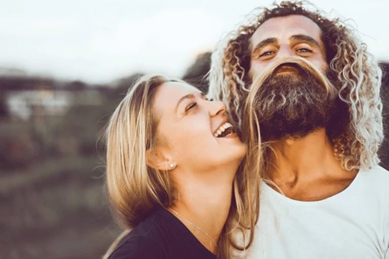 Οι 7 συνήθειες που θα κάνουν έναν άντρα να κολλήσει μαζί σου