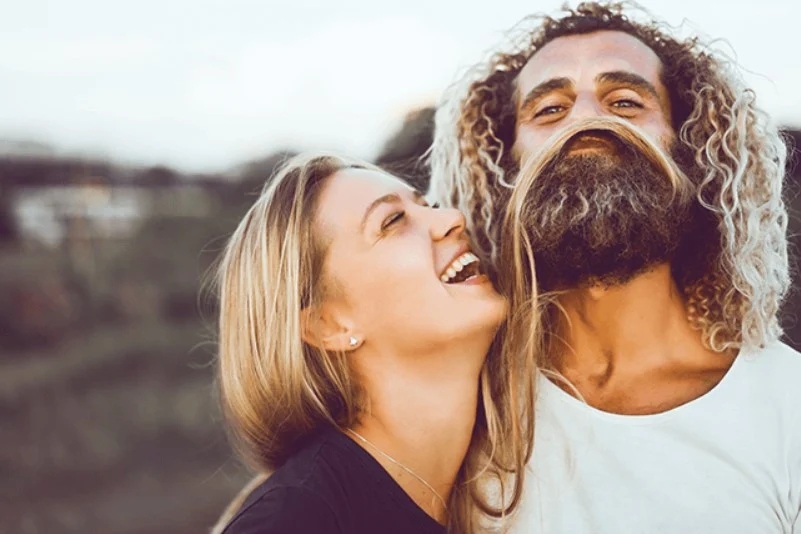Οι 7 συνήθειες που θα κάνουν έναν άντρα να κολλήσει μαζί σου