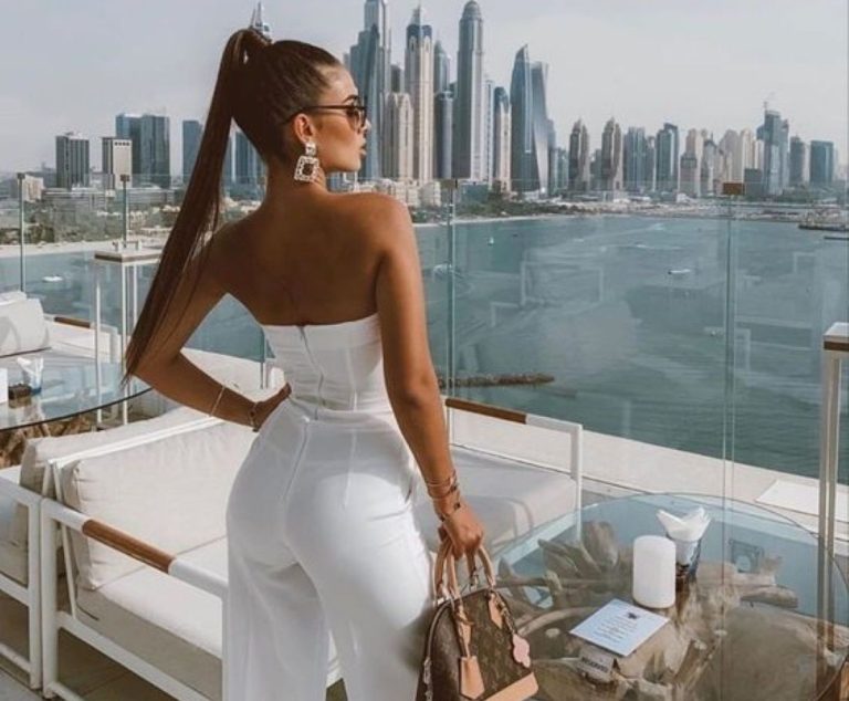 Το trend που μας οδηγεί να ξοδεύουμε περισσότερα απ’ όσα βγάζουμε