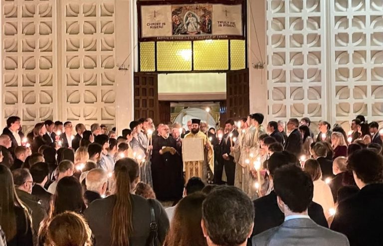Με συγκίνηση και κατάνυξη το «Χριστός Ανέστη» από τους Έλληνες στον Καναδά (PHOTOS)