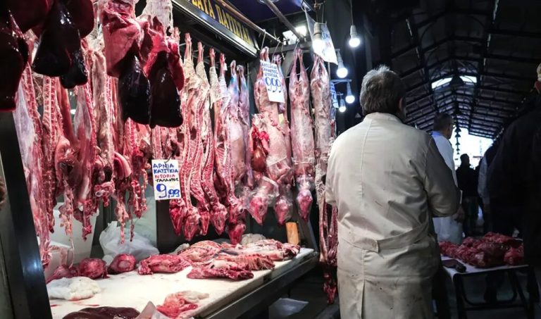 «Καυτό» Πάσχα για τον οβελία: Ελλείψεις και τιμές-σοκ σε αρνί και κατσίκι
