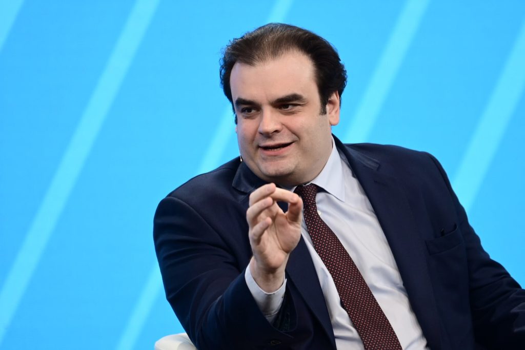 Κυριάκος Πιερρακάκης: στο 130% του ΑΕΠ το ελληνικό χρέος το 2027 – Νέα πρόωρη πληρωμή δανείων του πρώτου μνημονίου