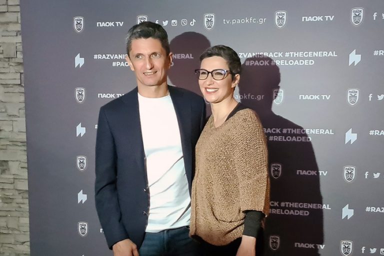 Η σύζυγος του Λουτσέσκου ζητά σεβασμό από τους δημοσιογράφους: «Καταλήξαμε να κρυβόμαστε κάτω από τα καθίσματα»