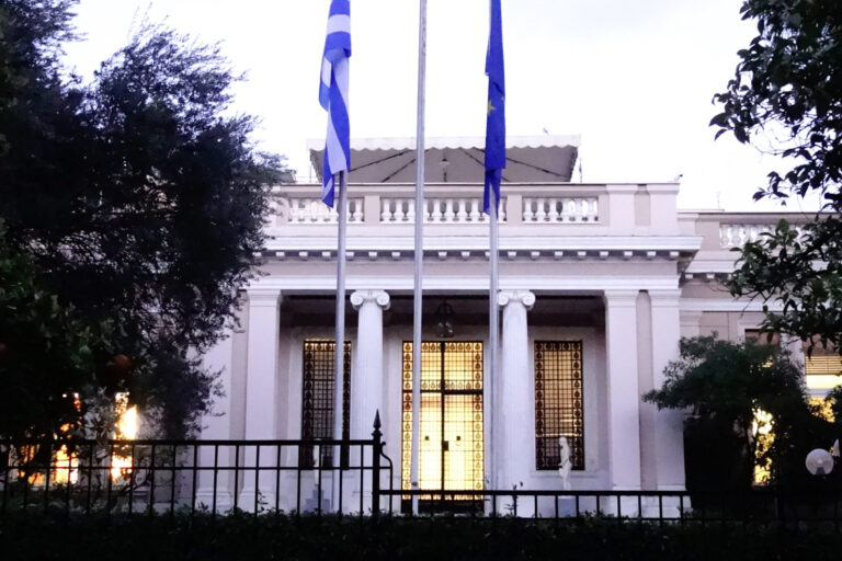 Διορθωτικές κινήσεις στην κυβέρνηση μετά τα κενά από Ταγαρά και Κυρανάκη