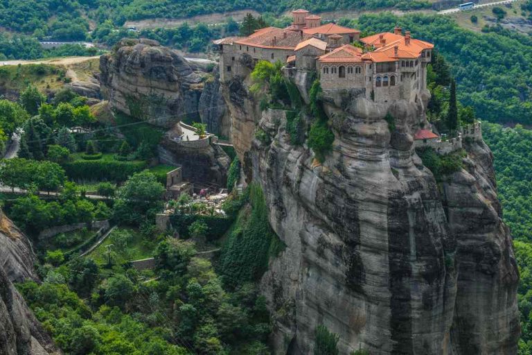 Τραγωδία στα Μετέωρα: Νεκρή γυναίκα μετά από πτώση από τη μονή του Αγίου Στεφάνου