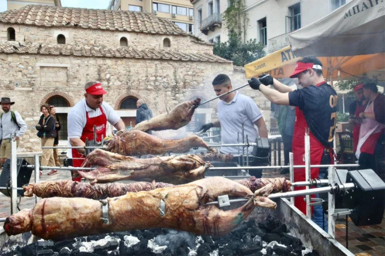 Πήραν «φωτιά» οι σούβλες: Πασχαλινό υπερθέαμα με εκατοντάδες οβελίες στο Μοναστηράκι (video)