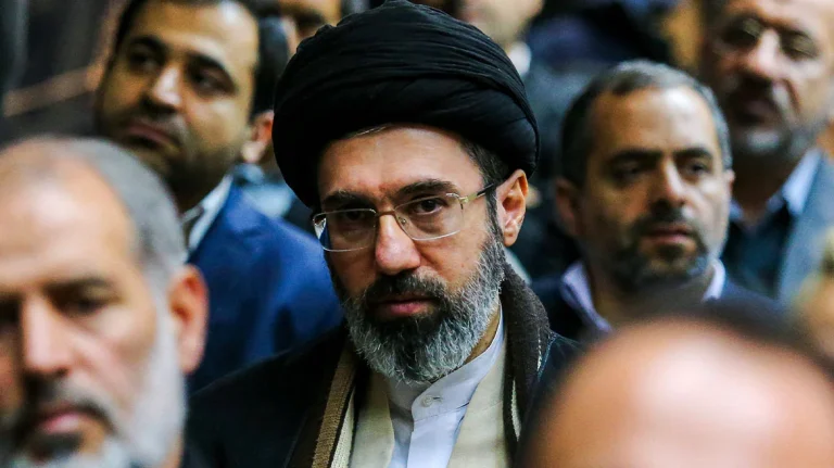 Ο Μοτζτάμπα Χαμενεΐ «επανεμφανίζεται» και απειλεί και τάνκερ δέχονται πυρά στα Στενά του Ορμούζ – Ηχητικό ντοκουμέντο