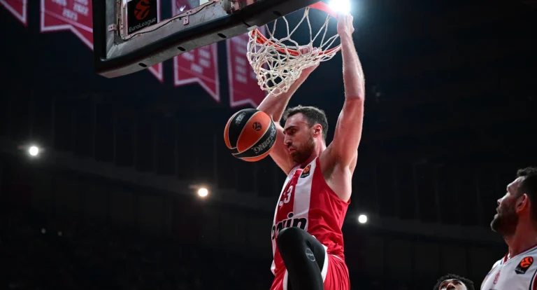 Ο Ολυμπιακός πέρασε… αέρα την Αρμάνι, πήρε την πρωτιά και περιμένει τον αντίπαλο των playoffs (Video)