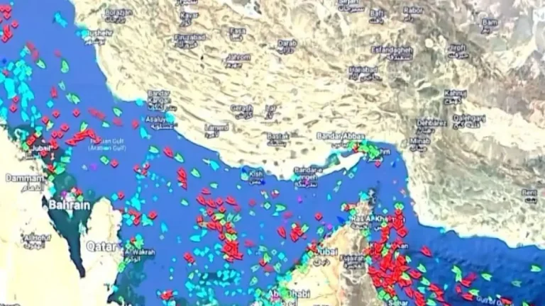 Ναυτικοί εγκλωβισμένοι στα Στενά του Ορμούζ εκπέμπουν SOS λόγω ελλείψεων τροφίμων και κινδύνων