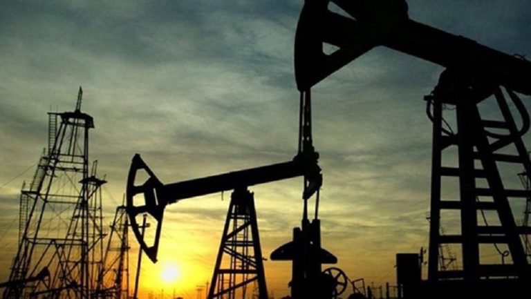 Πετρέλαιο: «Βουτιά» σχεδόν 5% μετά τη συμφωνία ΗΠΑ – Ιράν για τα Στενά του Ορμούζ