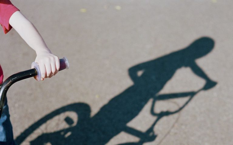 Παιδική πορνογραφία: Τα χιλιάδες αρχεία κακοποίησης ανηλίκων και οι ποδηλατάδες-βιτρίνα παιδόφιλου στον Χολαργό