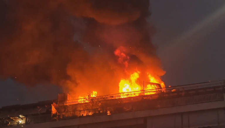 Μεγάλη φωτιά σε διαμέρισμα στη Νέα Σμύρνη – Αναφορές για εγκλωβισμένο άτομο