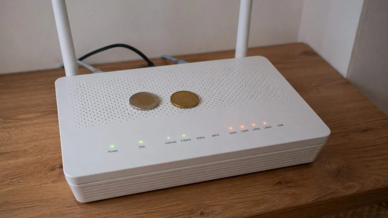 Κέρμα πάνω στο router; Το viral «hack» που τρελαίνει το διαδίκτυο