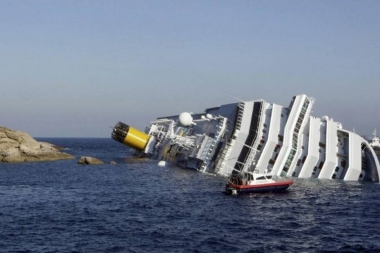 Σαν σήμερα 5 Απριλίου: Βυθίζεται το Sea Diamond κοντά στη Σαντορίνη