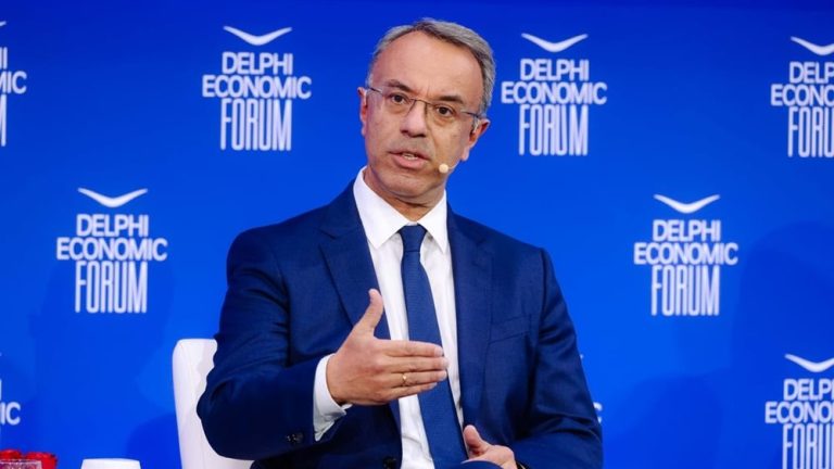 Σταϊκούρας από Δελφούς: «Μειώσαμε το χρέος κατά 40 μονάδες ρεκόρ στην Ευρώπη» – Τι ανέφερε για τη δημοσιονομική πολιτική