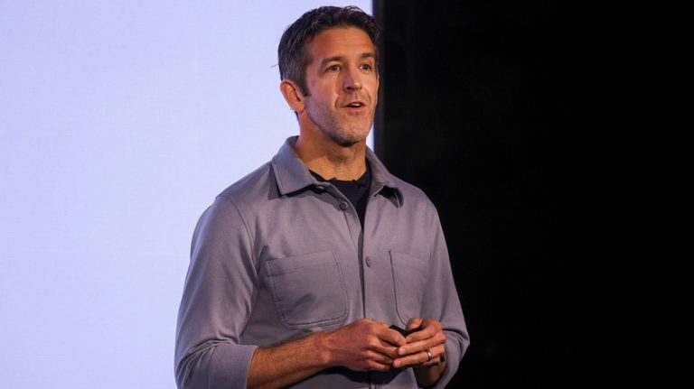 Τέλος εποχής στην Apple: Νέος CEO ο Τζον Τέρνους – Στη θέση του προέδρου ο Τιμ Κουκ