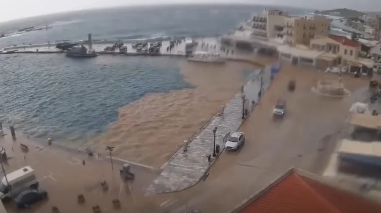 Η θάλασσα στην Τήνο… καφέ σε 5 λεπτά: Εντυπωσιακό time‑lapse από την επέλαση της κακοκαιρίας