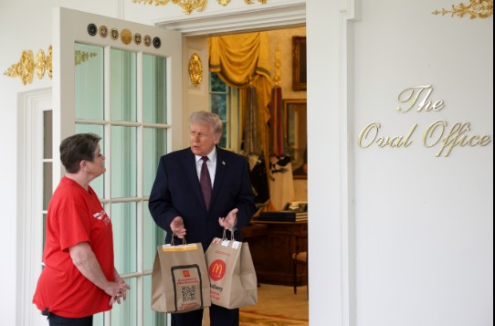 Ντόναλντ Τραμπ: Παρήγγειλε ντελίβερι στον Λευκό Οίκο