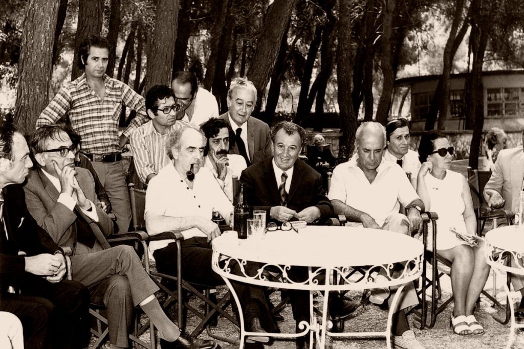 Σαν σήμερα 8 Απριλίου: Ο Ανδρέας Παπανδρέου «δείχνει» τον Γιάννη Τσεκούρα σαν «εγκέφαλο» της 17Ν