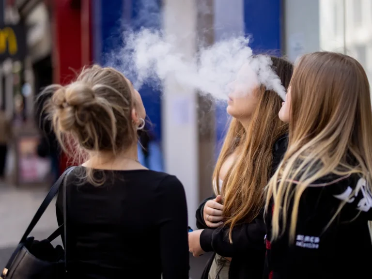 Ευρωπαϊκό «χτύπημα» στο λαθρεμπόριο vape – Εκατομμύρια παράνομα προϊόντα στο μικροσκόπιο