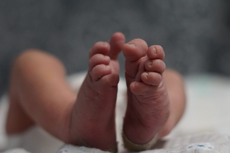 Σοκ στο Λονδίνο: Στο εδώλιο γονείς γιατί ξυλοκόπησαν μέχρι θανάτου τον τριών μηνών γιο τους