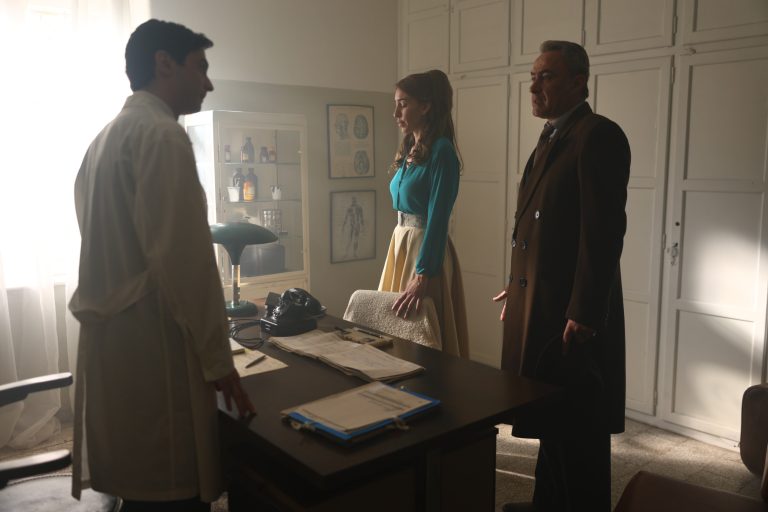 Άγιος έρωτας: Ο Κυριάκος κλείνει την Ελένη στο ψυχιατρείο (Video)