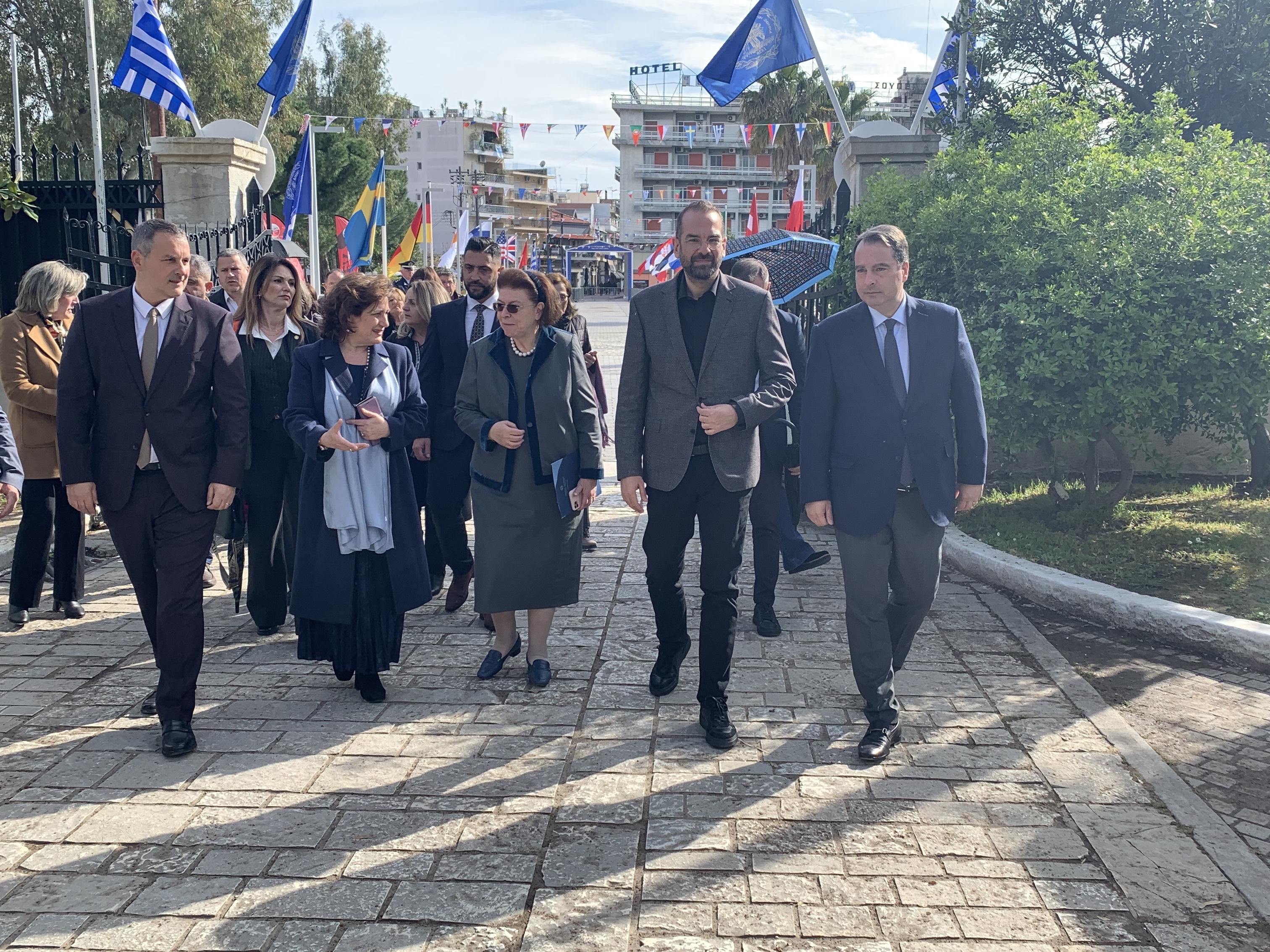 Λίνα Μενδώνη: Λαμπρά εγκαίνια στον αποκατεστημένο «Κήπο των Ηρώων» στο Μεσολόγγι