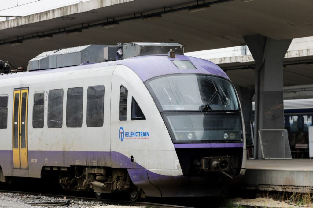 Πυρκαγιά ακινητοποίησε τον Προαστιακό: Εγκλωβίσθηκαν σε Άνω Λιόσια και Νέα Πέραμο εκατοντάδες πολίτες