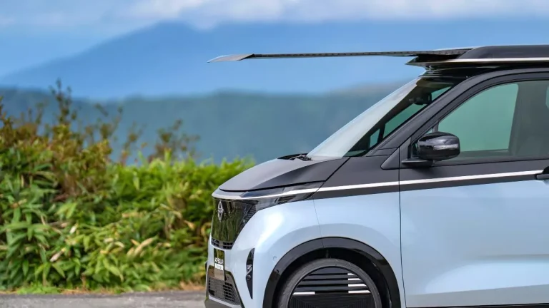 Ηλιακή φόρτιση εν κινήσει: Η Nissan δοκιμάζει ηλεκτρικά αυτοκίνητα με φωτοβολταϊκά (photo)