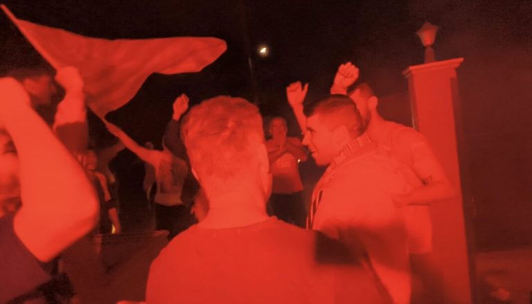 Συγκινητικές στιγμές στην Αταλάντη: Οι φίλοι του Ολυμπιακού πήγαν να πανηγυρίσουν στο σπίτι οπαδού με αναπηρία