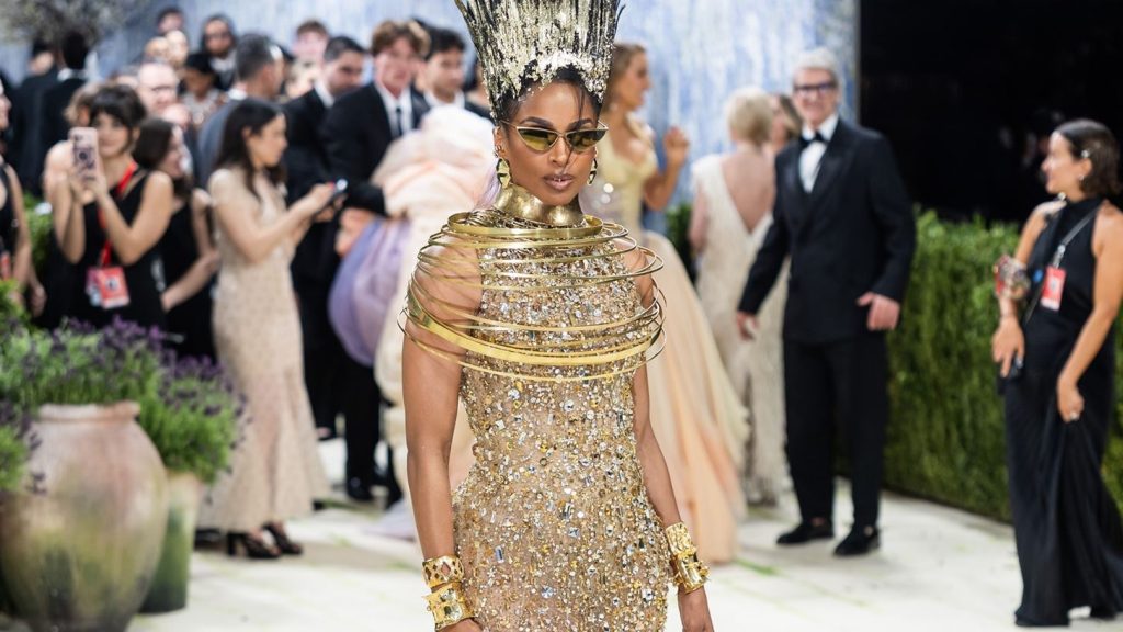 Ελληνικός αέρας στο Met Gala: Η εκθαμβωτική Ciara με «γλυπτό» φόρεμα της Σίλιας Κριθαριώτη (Video+Photo)