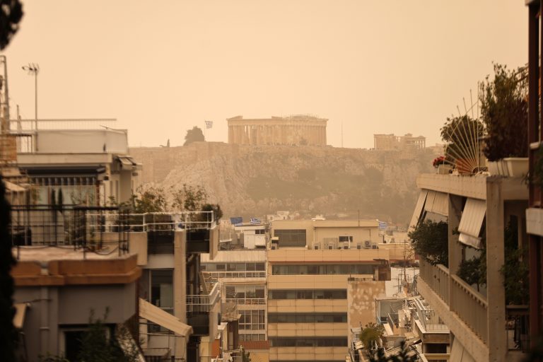 Καιρός: Νέο «κύμα» αφρικανικής σκόνης θα πλήξει τη χώρα – Στους 30°C ο υδράργυρος (video)