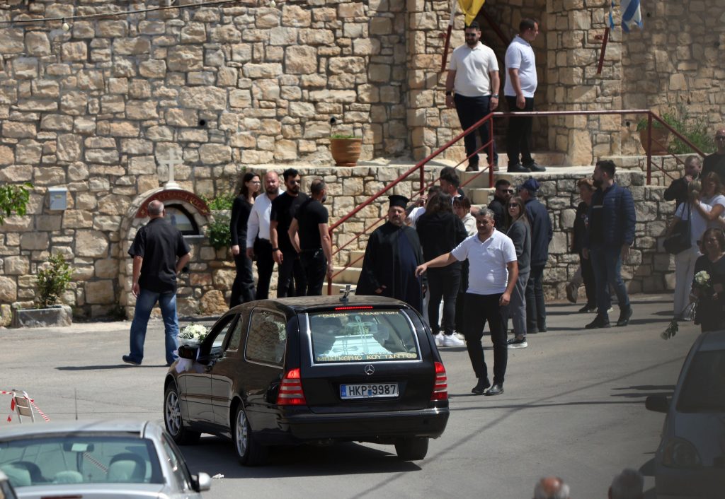 Ηράκλειο: Σε κλίμα οδύνης το τελευταίο αντίο στον 21χρονο – Στα «λευκά» αποχαιρετούν τον Νικήτα (photo+video)