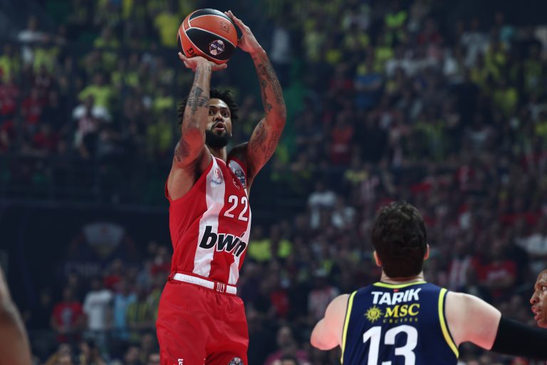 Final Four: Ολυμπιακός–Φενέρ 33–24 – Μπροστά οι «ερυθρόλευκοι» στο πρώτο μέρος