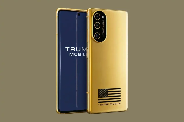Το χρυσό «Trump Phone» βγήκε τελικά στην αγορά – Και μαζί του άνοιξε νέος πόλεμος για το «Made in USA» (Video)