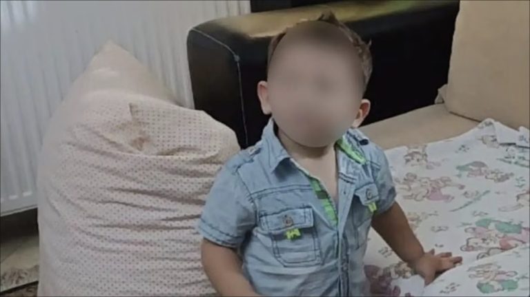 Οργή στη δίκη για τον μαρτυρικό θάνατο του μικρού Άγγελου: «Φόνισσα, να σαπίσεις» (Video)