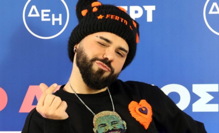Eurovision 2026: Τι συμβολίζουν τα «δύο δαχτυλάκια» που ενώνει ο Akylas; (Video)