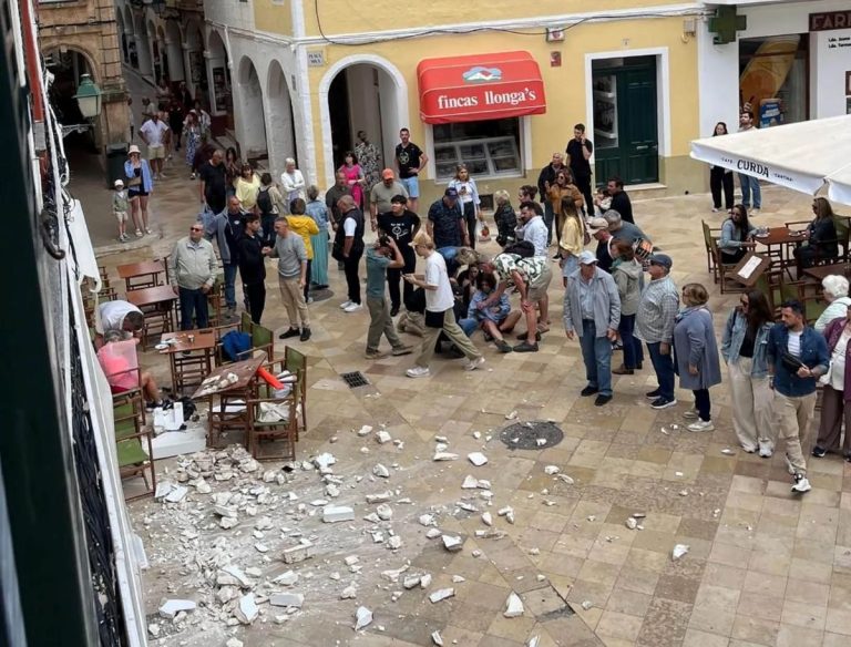 Ισπανία: Tμήμα μπαλκονιού έπεσε πάνω σε τουρίστριες – Μεταξύ τους και δυο Ελληνίδες (photo)