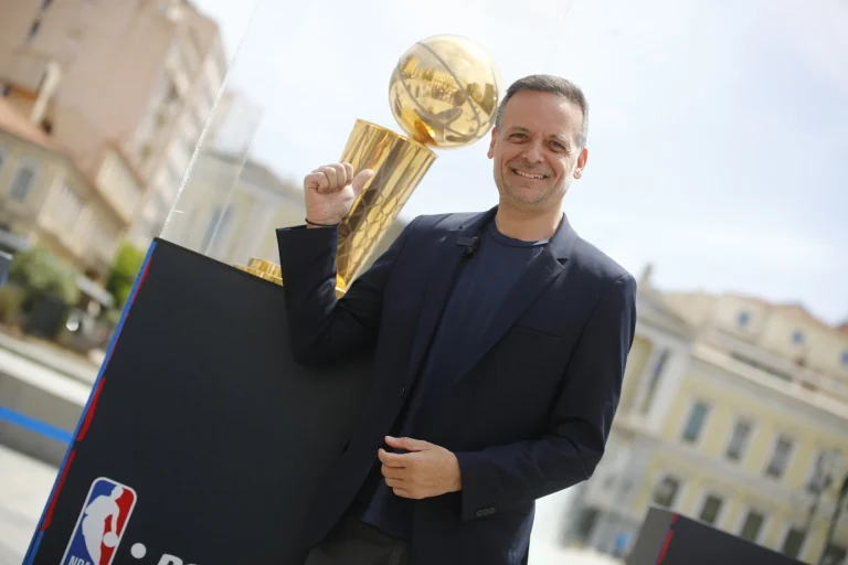 Το θρυλικό τρόπαιο του NBA στην Αθήνα: Ο Χάρης Δούκας στην πλατεία Κοτζιά (ΦΩΤΟΣ)