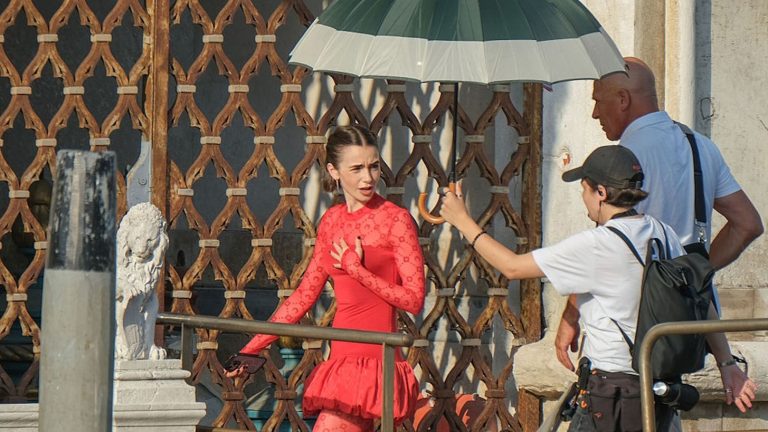 Σοκ στο «Emily in Paris»: Πρωταγωνιστής της σειράς άφησε την τελευταία του πνοή (Photo)