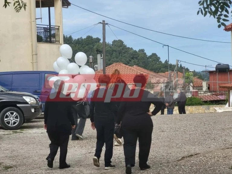 Ανείπωτη θλίψη για τον θάνατο του 13χρονου στην Ηλεία – Τον αποχαιρετούν με λευκά μπαλόνια (photo + video)