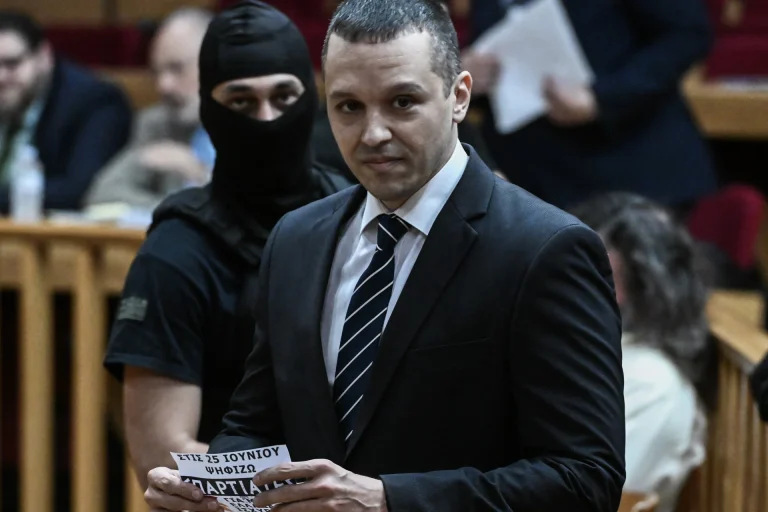 Έρχεται και ο Κασιδιάρης με… νέο κόμμα