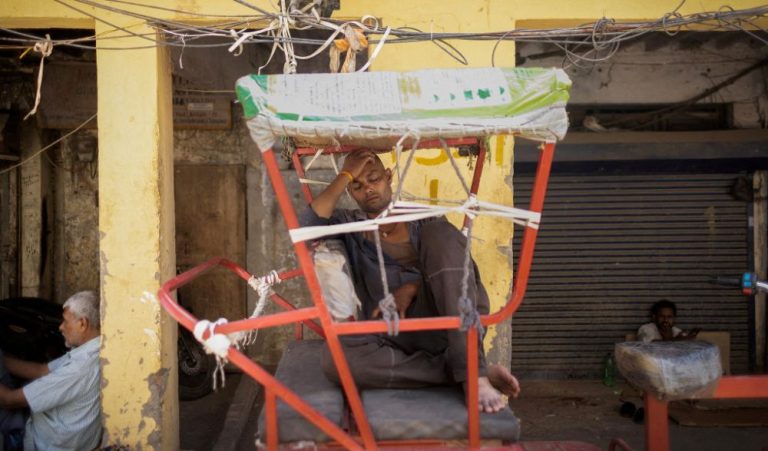Ακραίος καύσωνας στην Ινδία: Περισσότερα από 300 ύποπτα κρούσματα θερμοπληξίας