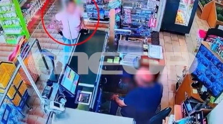 Ηράκλειο: Η στιγμή που η μητέρα του 3χρονου κακοποιημένου παιδιού ψάχνει ταξί για το νοσοκομείο (VIDEO)