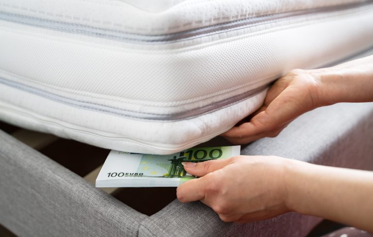 30 δισ. ευρώ σε… στρώματα και χρυσό