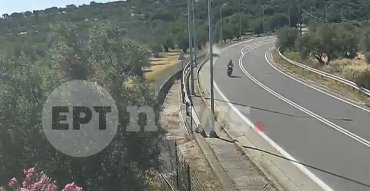 Λέσβος: Η στιγμή που η μοιραία μηχανή με τα δύο παιδιά «καρφώθηκε» σε κολώνα (VIDEO)