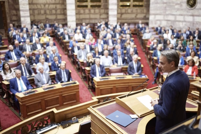 Ρωγμές και μηνύματα στη «γαλάζια» ΚΟ